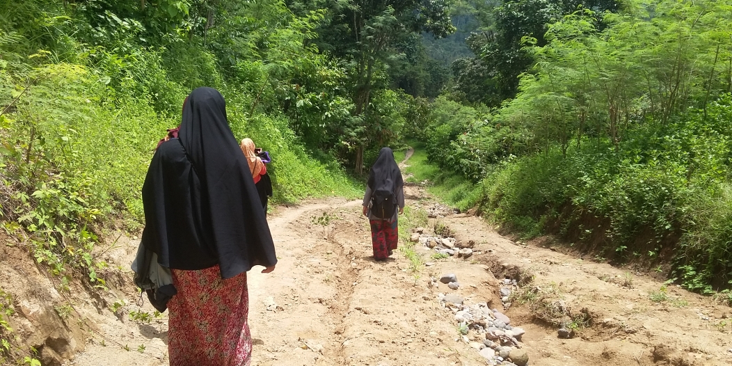 Mahasiswa jalan kaki menjangkau desa tempat tinggal Nurmaya