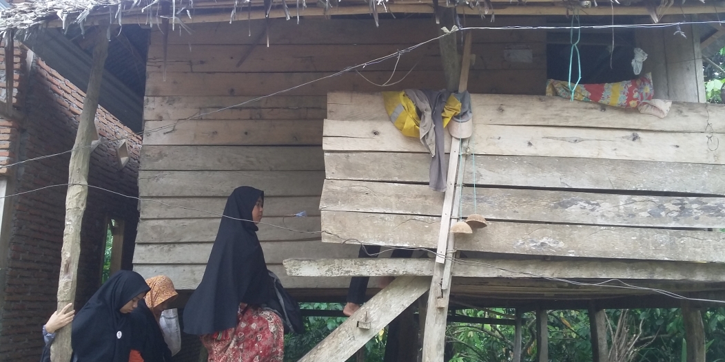 Mahasiswa mendatangi rumah Nurmaya