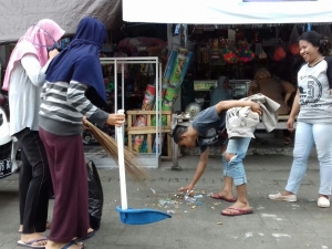 Terlihat beberapa mahasiswa saat membersihkan sekitaran Pasar Sentral Majene.