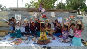 Keterangan foto : Lapak baca Mahasiswa KKN-PPM Unsulbar posko Tangnga-Tangnga, Kelurahan Banggae, Kecamatan Banggae Timur, Kabupatan Majene. (Foto ist)