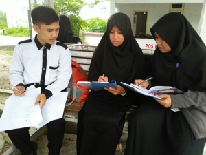 Keterangan foto : Mahasiswa FMIPA saat belajar untuk persiapan ON MIPA 2018. (Foto ist)