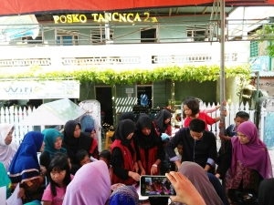 Keterangan foto : Mahasiswa KKN-PPM Posko Tangnga-Tangnga saat memberikan pelatihan pembuatan nugget dan kerupuk ikan. (Foto ist)