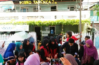 Keterangan foto : Mahasiswa KKN-PPM Posko Tangnga-Tangnga saat memberikan pelatihan pembuatan nugget dan kerupuk ikan. (Foto ist)