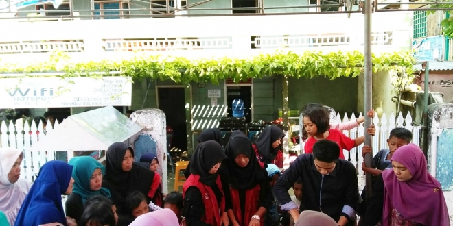 Keterangan foto : Mahasiswa KKN-PPM Posko Tangnga-Tangnga saat memberikan pelatihan pembuatan nugget dan kerupuk ikan. (Foto ist)