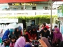 Keterangan foto : Mahasiswa KKN-PPM Posko Tangnga-Tangnga saat memberikan pelatihan pembuatan nugget dan kerupuk ikan. (Foto ist)